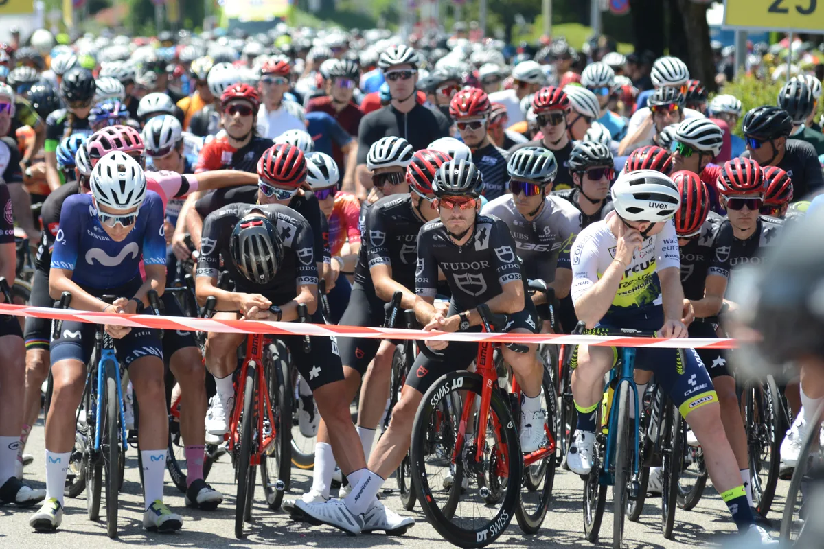 Am Start in Wetzikon herrschte eine gedrückte Stimmung. Velofahrer stehen mit bedrückten Gesichtsausdrücken an der Startlinie.